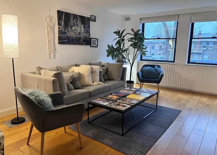 Hyde Park,3 Min Walk,Family Home! 2 Bedrooms & 2 Bathrooms Apartment! Fantastic Location
