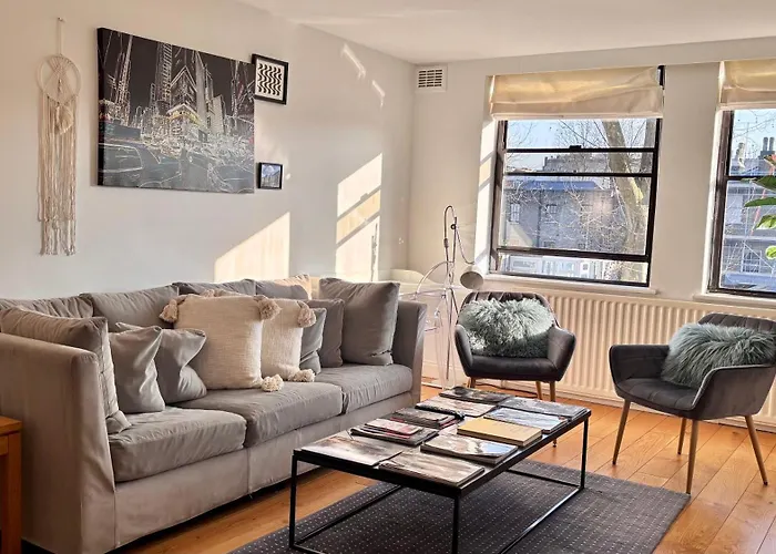 Hyde Park,3 Min Walk,Family Home! 2 Bedrooms & 2 Bathrooms Apartment! Fantastic Location
